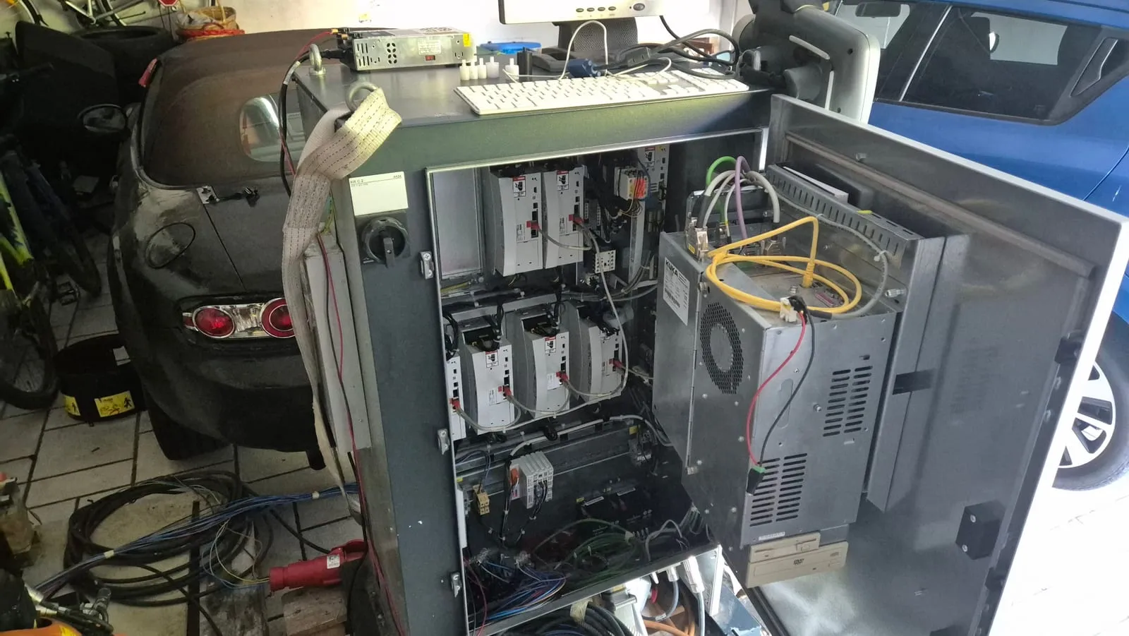 L’armadio KRC2 aperto: azionamenti a sinistra, PC di controllo sulla porta