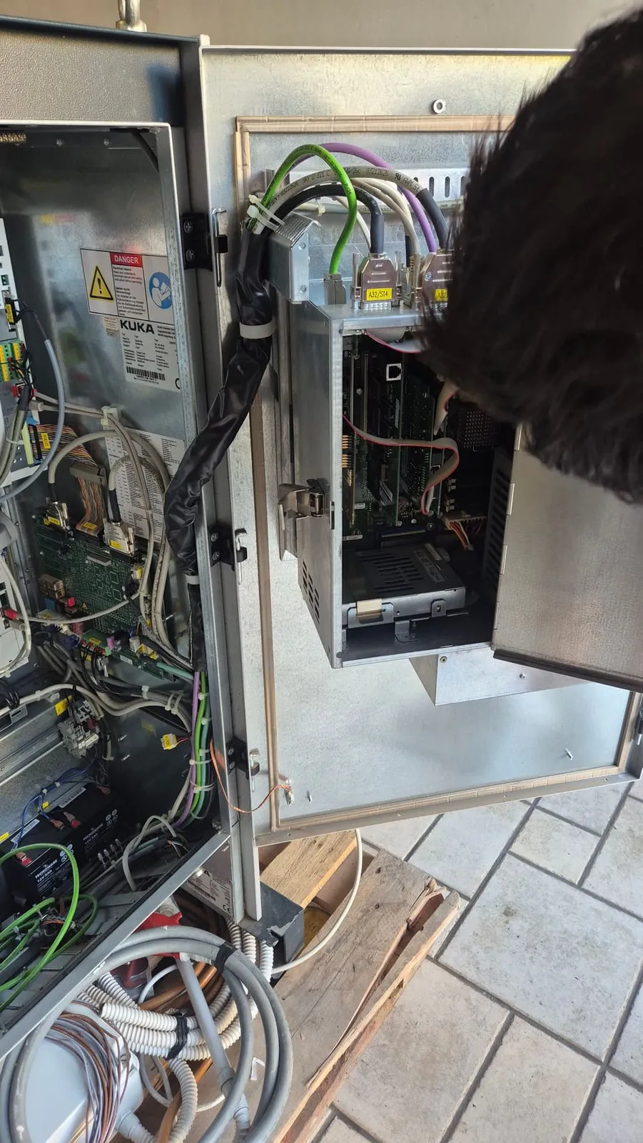 Il PC di controllo aperto sulla porta dell’armadio, con i cavi collegati in alto