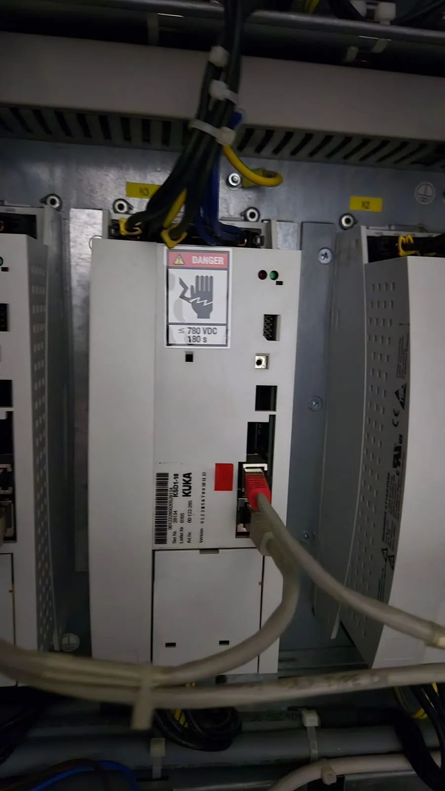Un azionamento KUKA KSD1-16 con l’etichetta di pericolo 780 V DC, 180 s