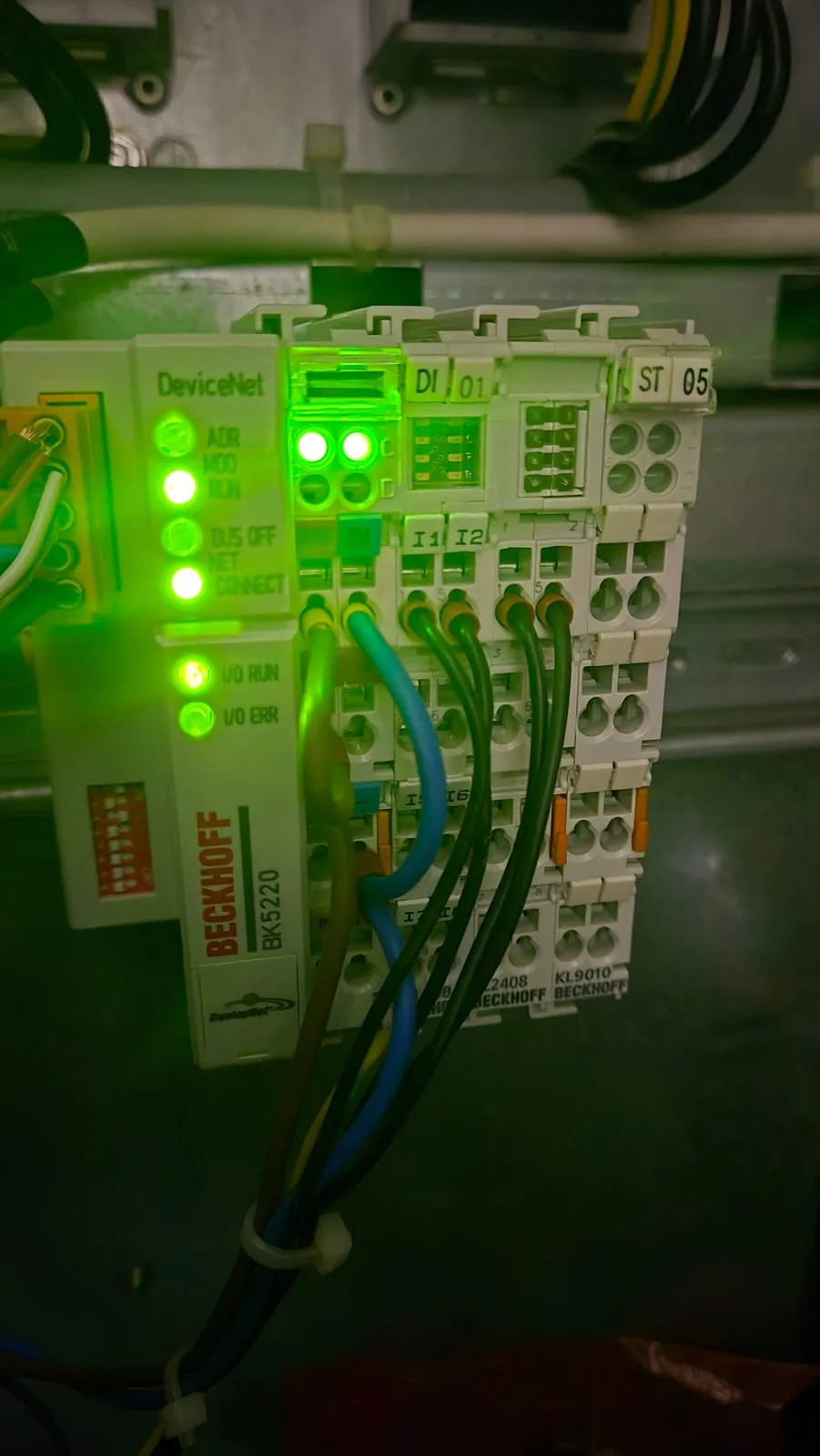 L’accoppiatore Beckhoff BK5220 con i LED di stato accesi e i moduli KL1408, KL2408 e KL9010