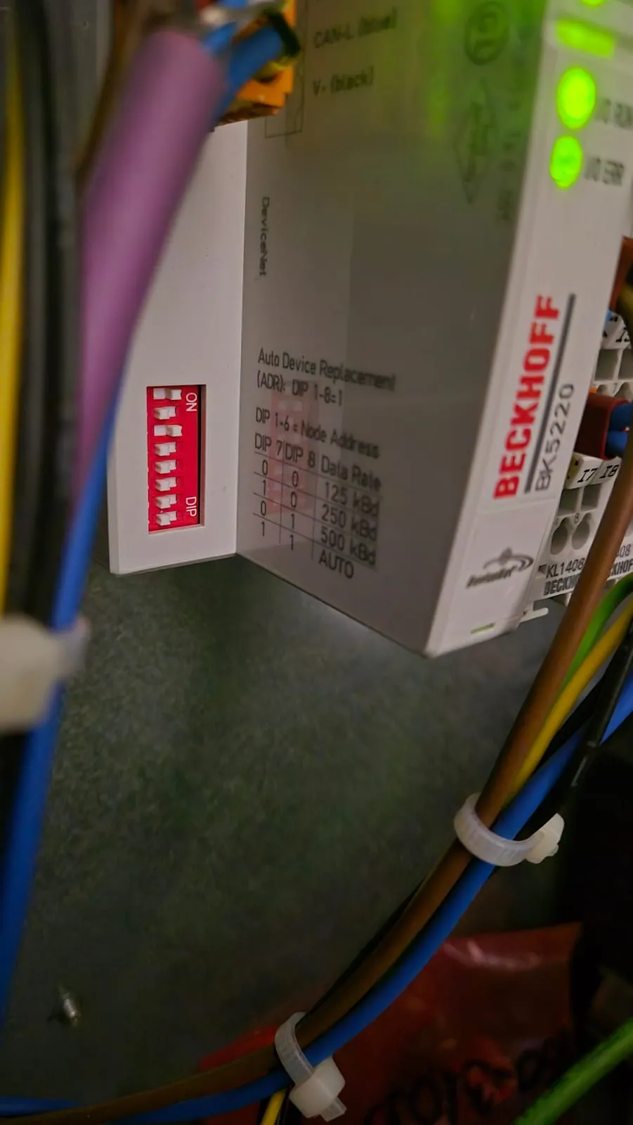 I DIP switch del BK5220 con la tabella di indirizzo e velocità stampata sul corpo