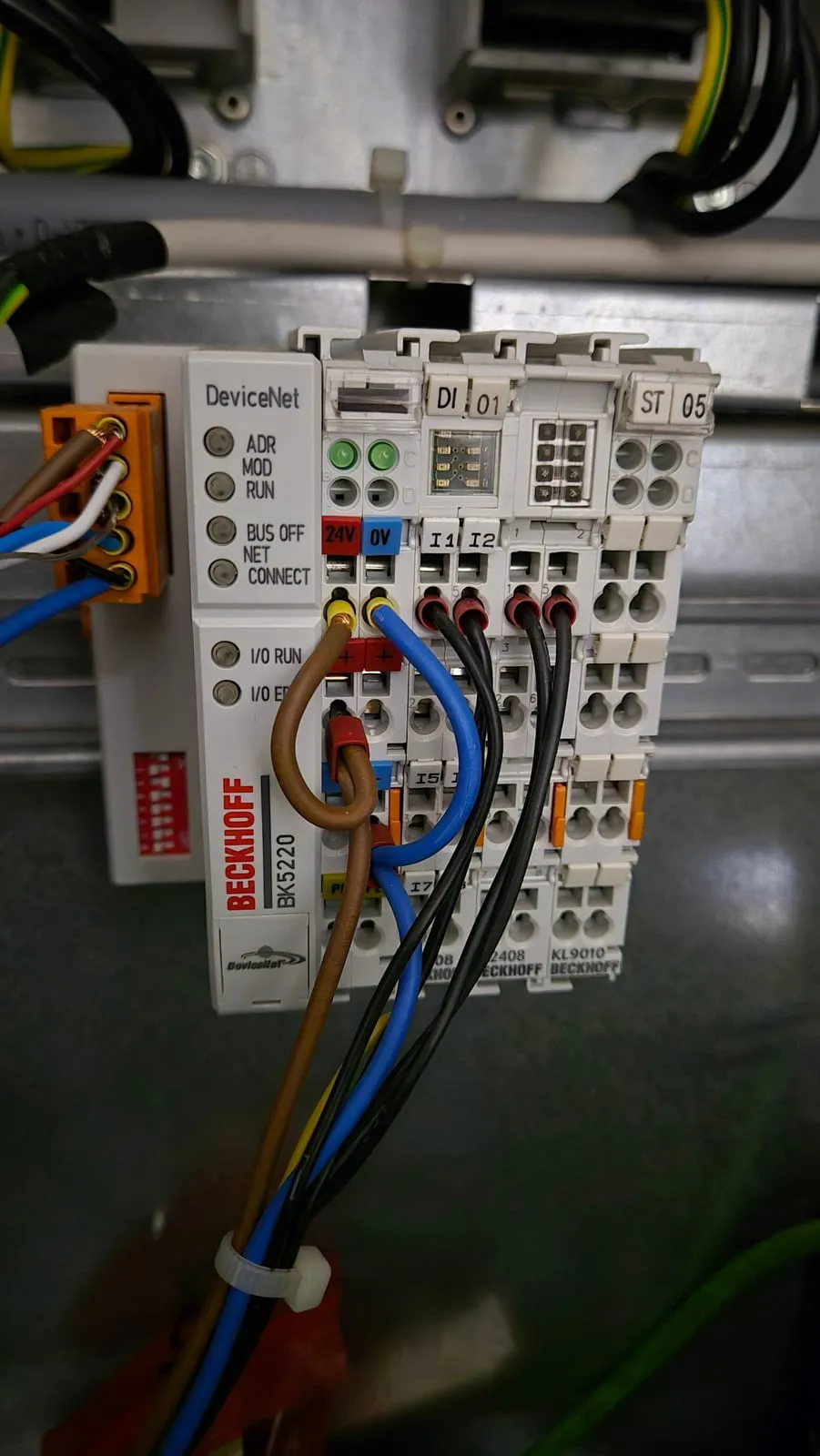 Il BK5220 con 24 V, 0 V e i primi ingressi e uscite cablati