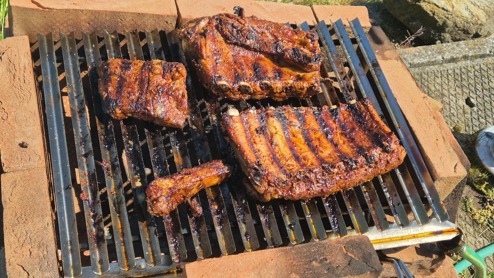Pezzi di carne con la superficie dorata e i segni della griglia