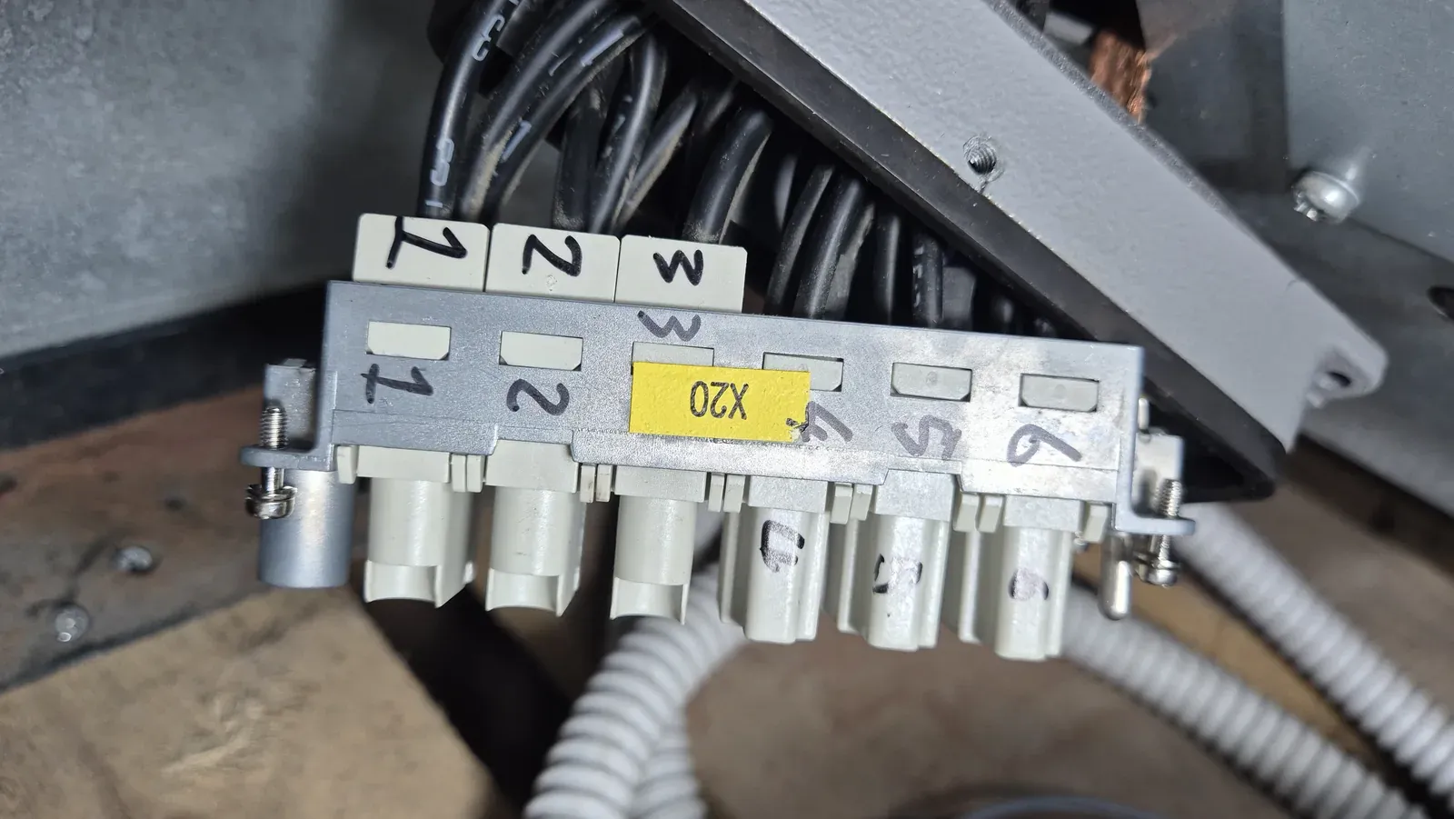 Il connettore X20 aperto sul lato armadio, con i moduli numerati e i conduttori collegati
