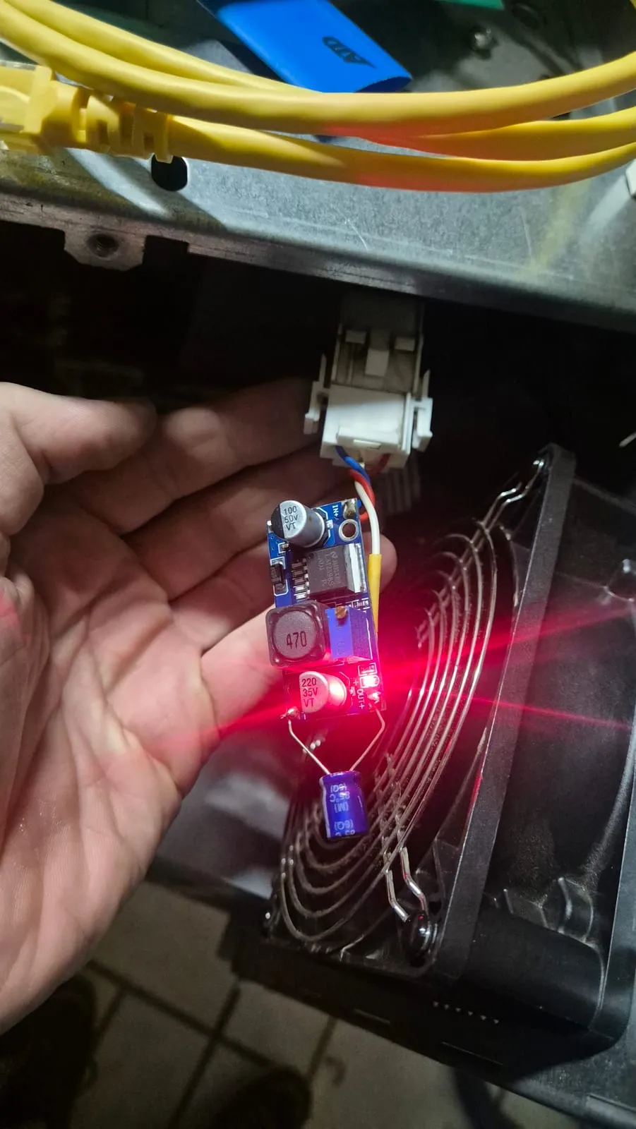 Il convertitore LM2596 nudo, collegato al connettore della ventola