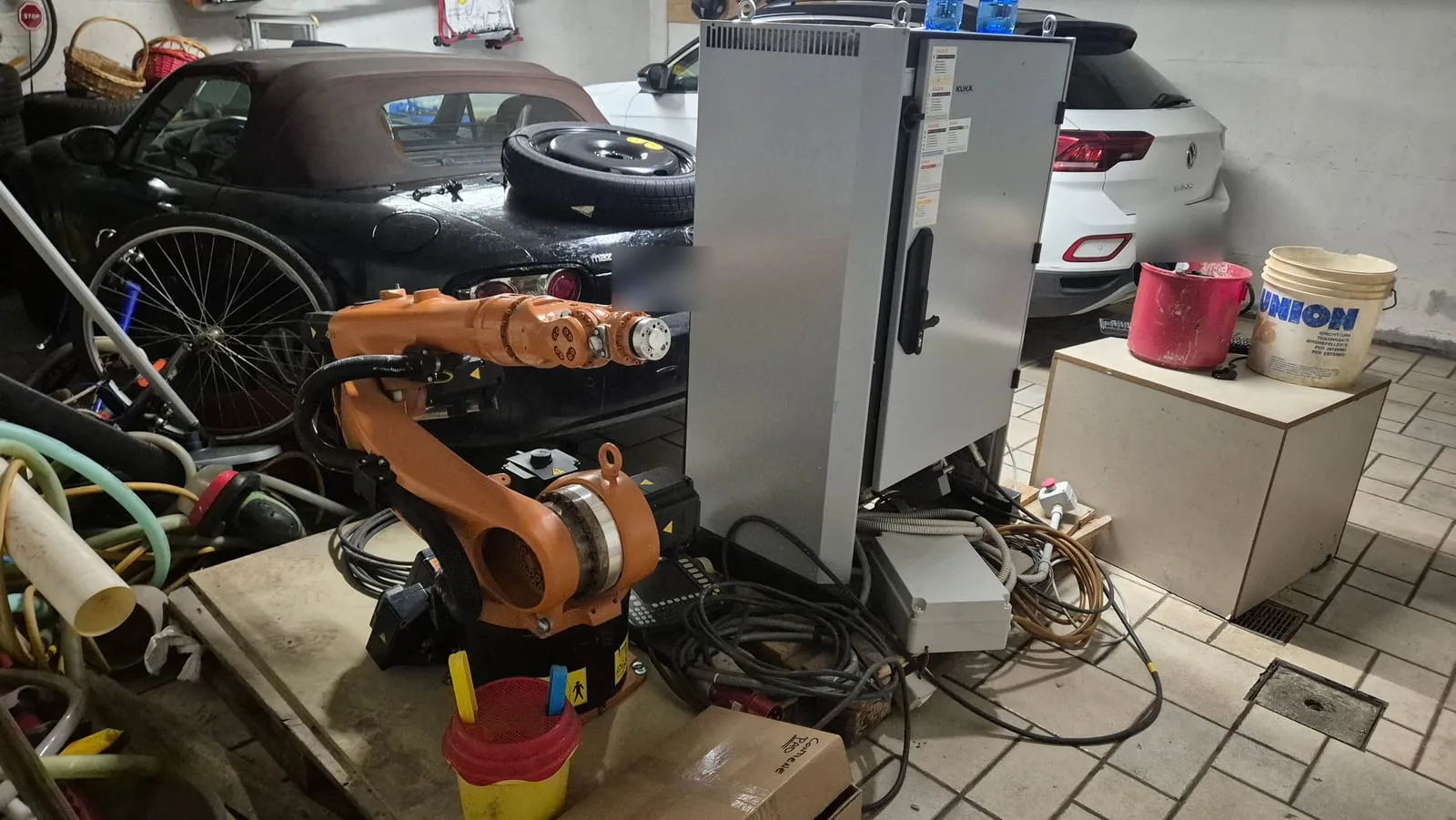 Il KR5 in garage accanto all’armadio KRC2, con il braccio sollevato