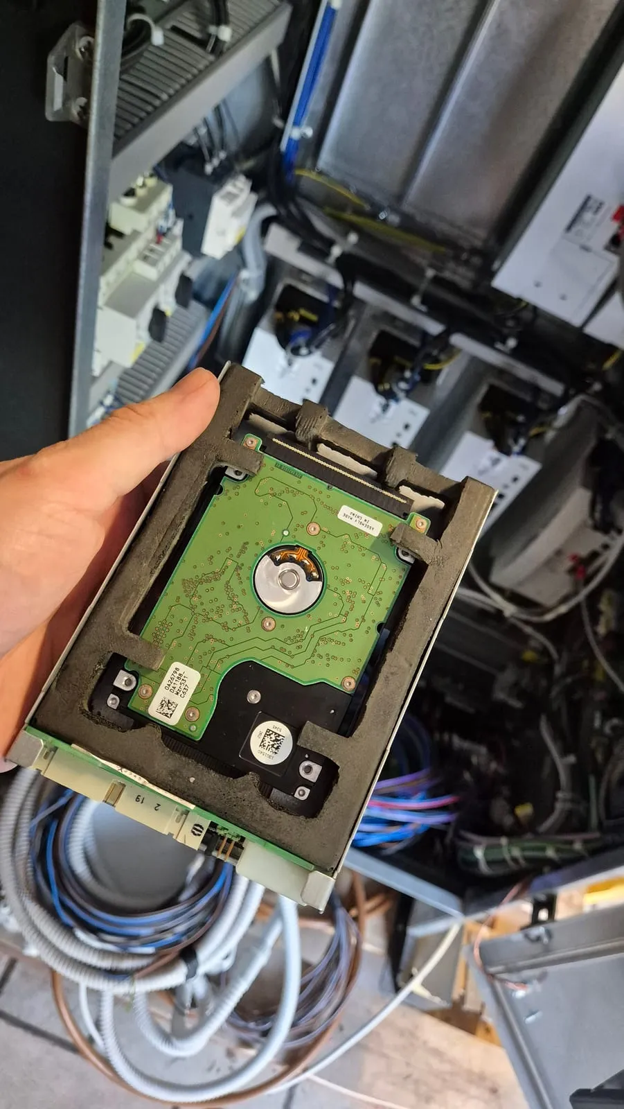 Il disco originale estratto dal PC, coperto di polvere