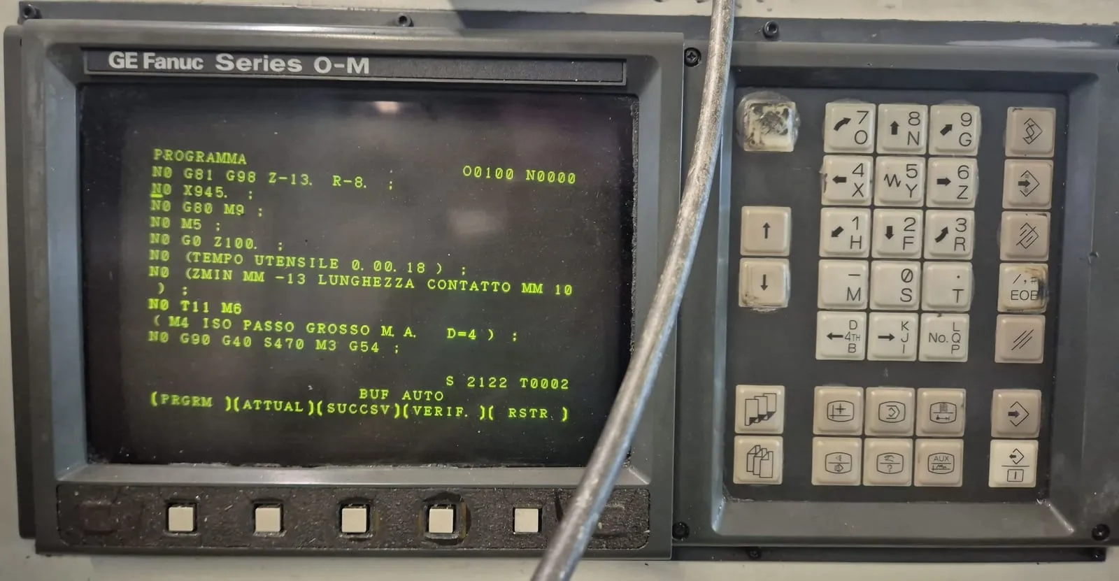 Il pannello di un controllo GE Fanuc Series 0-M con un programma in esecuzione in modalità BUF AUTO