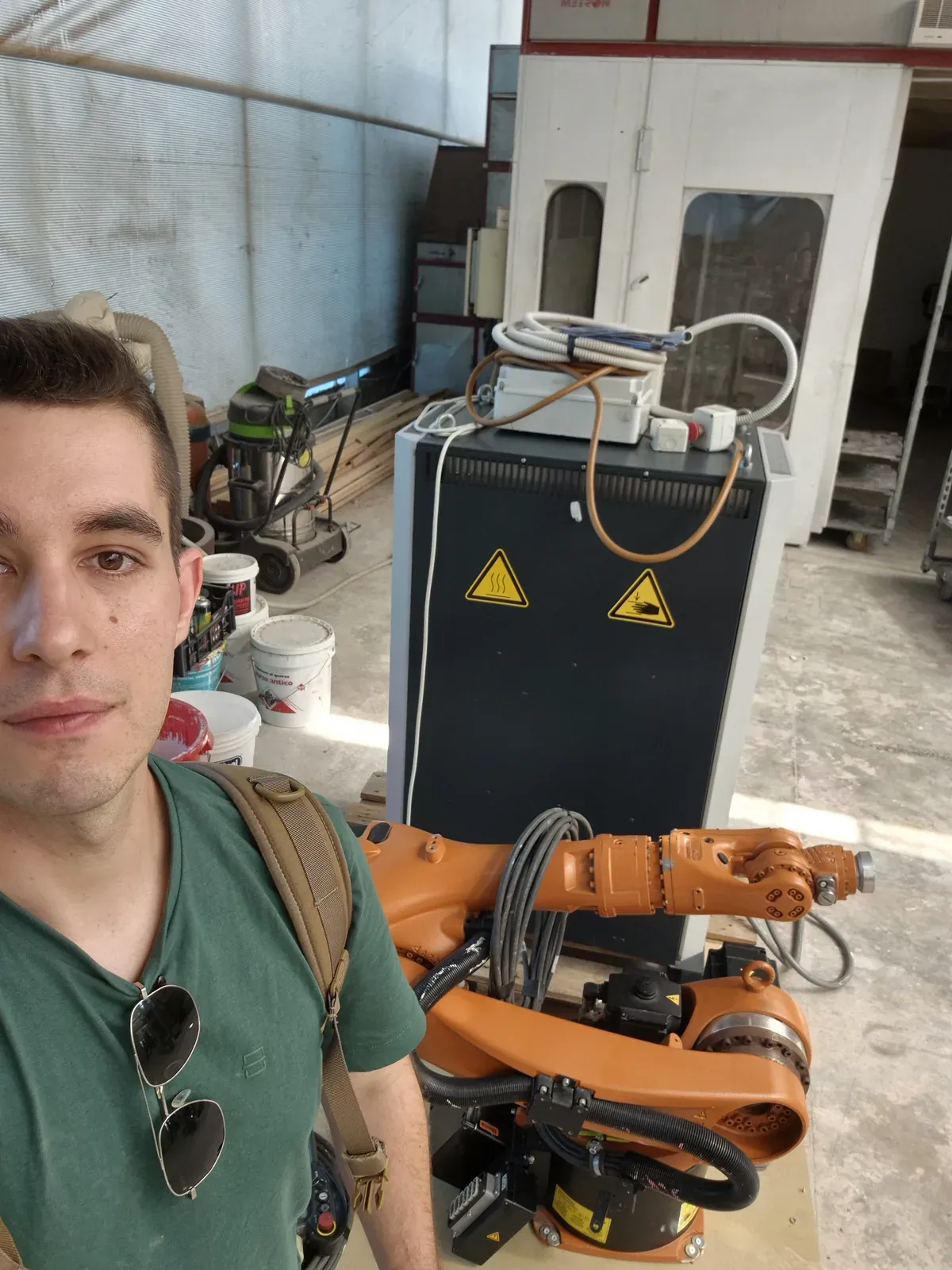 Un mio selfie accanto al braccio del KUKA e all’armadio aperto