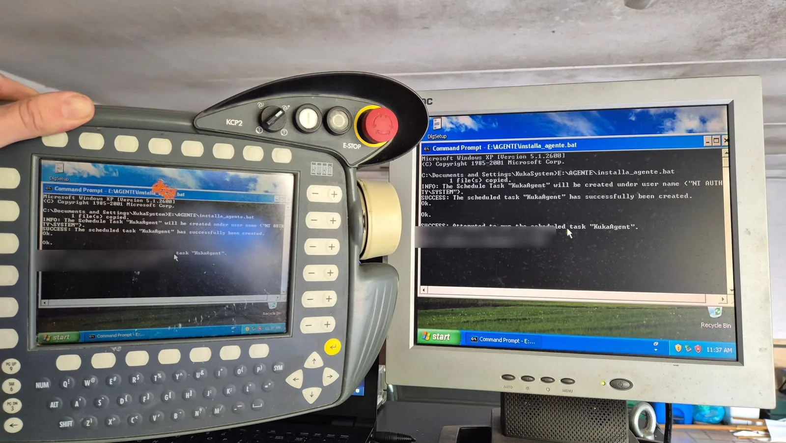 Il KCP2 e un monitor esterno che mostrano l’installazione dell’agente KukaAgent