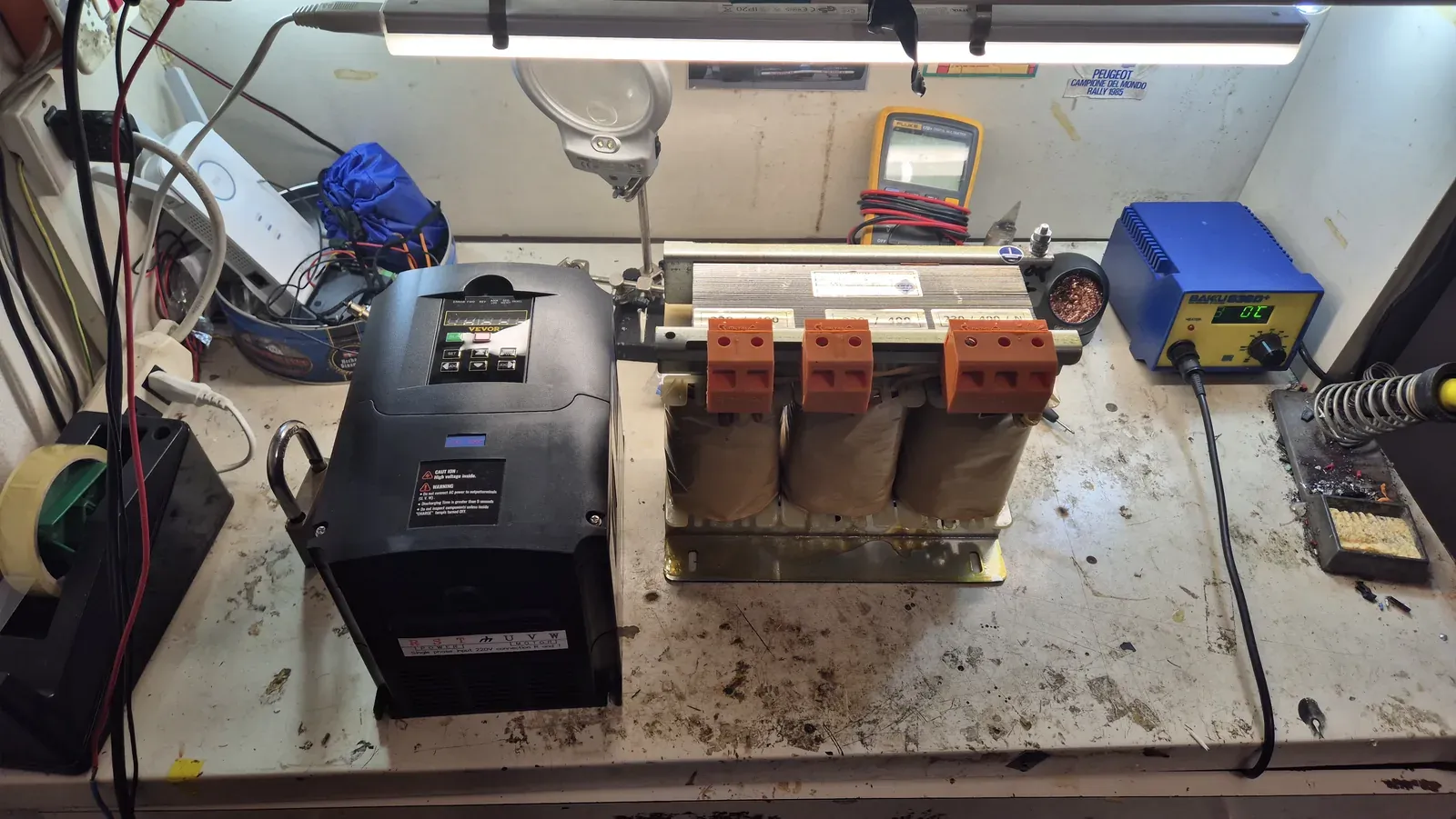 L’inverter nero e l’autotrasformatore trifase affiancati sul banco di lavoro