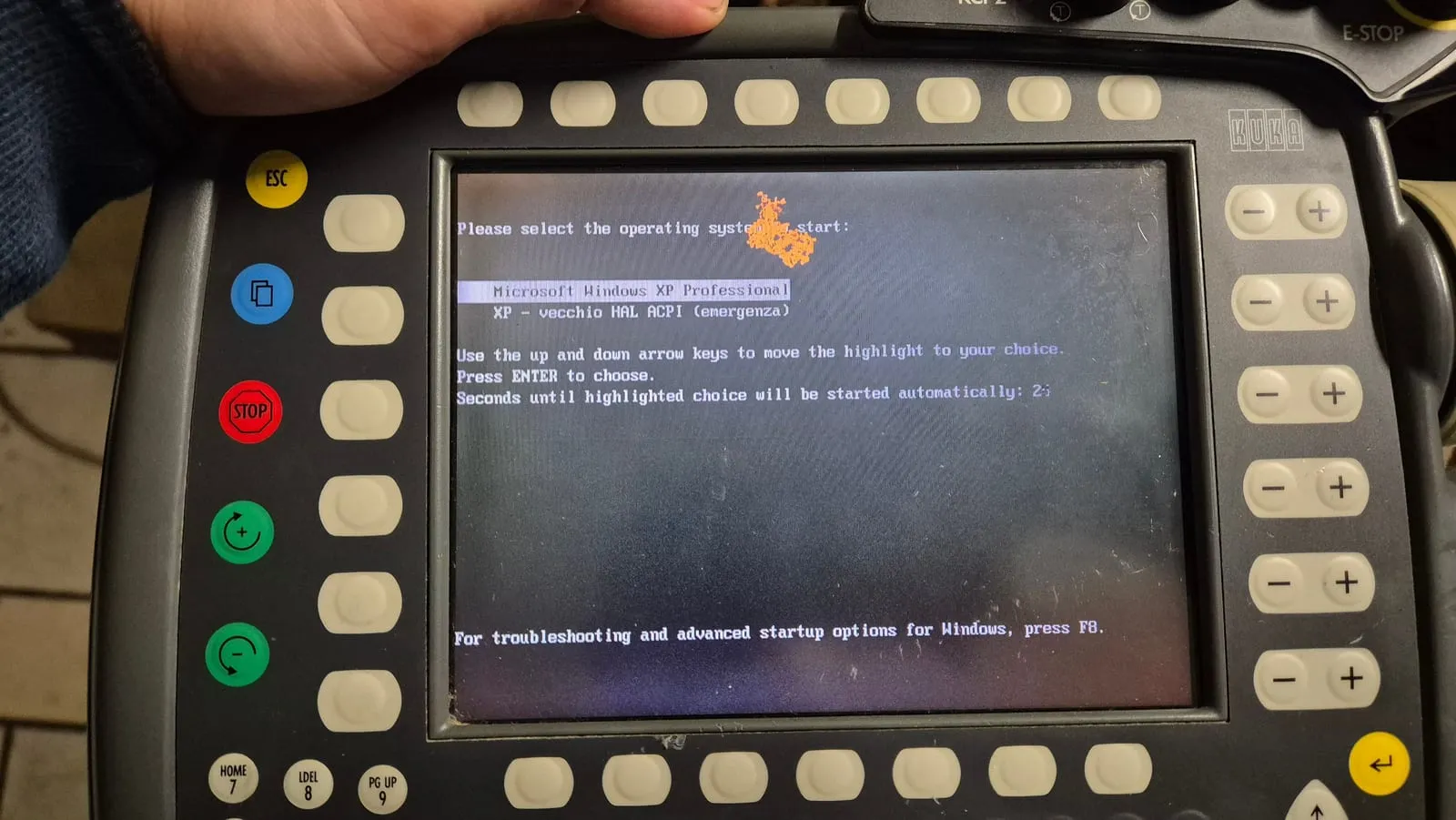 Il menu di avvio di Windows XP sul KCP, con la voce di emergenza