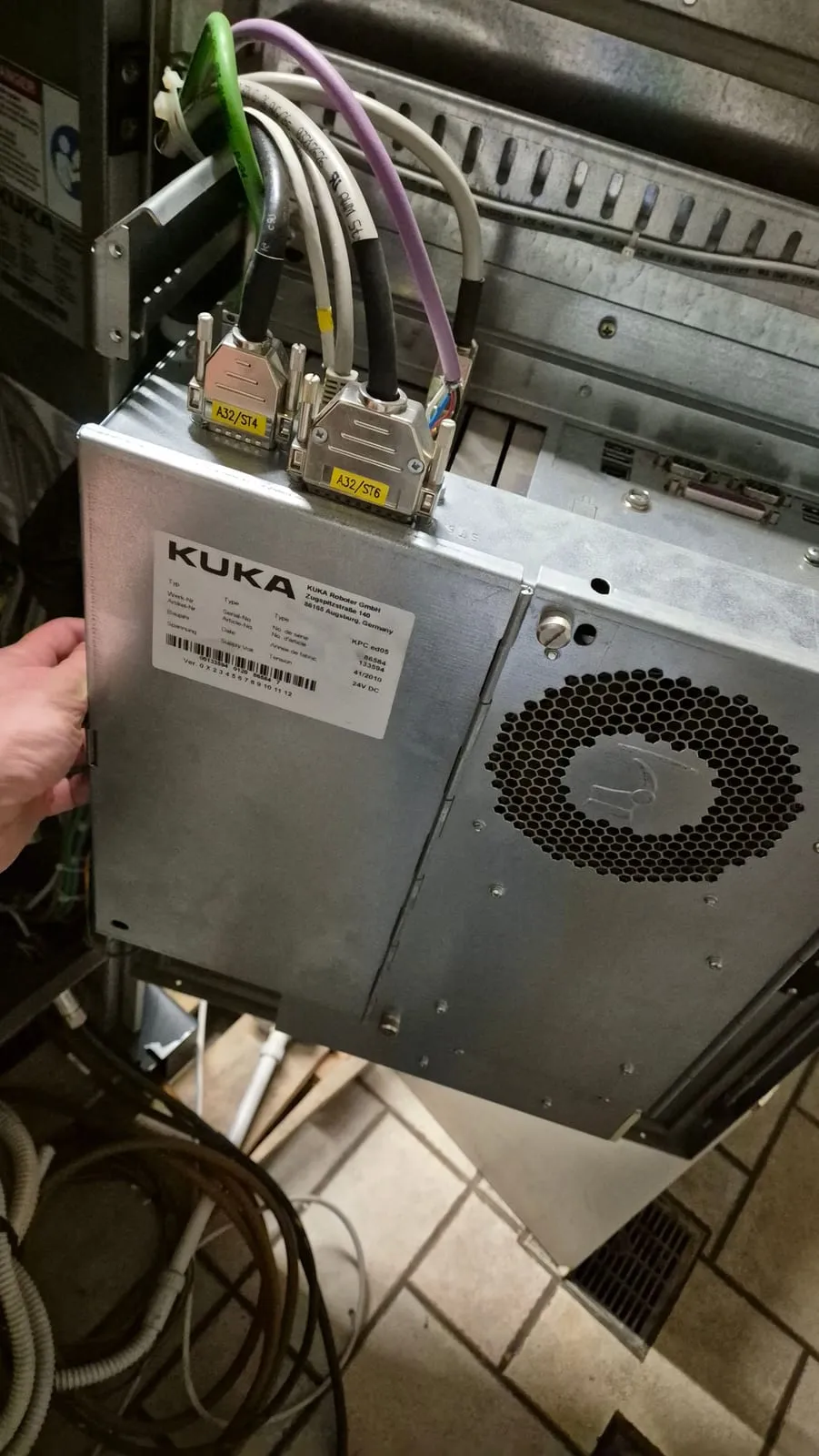 La targhetta del KPC ed05 e i connettori A32/ST4 e A32/ST6
