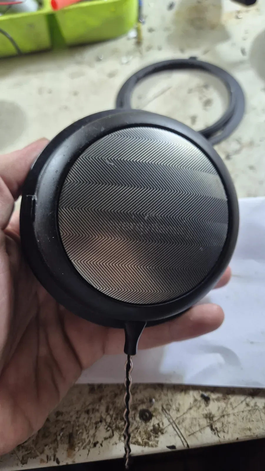 Un padiglione delle Beyerdynamic T5p richiuso, tenuto in mano sul banco
