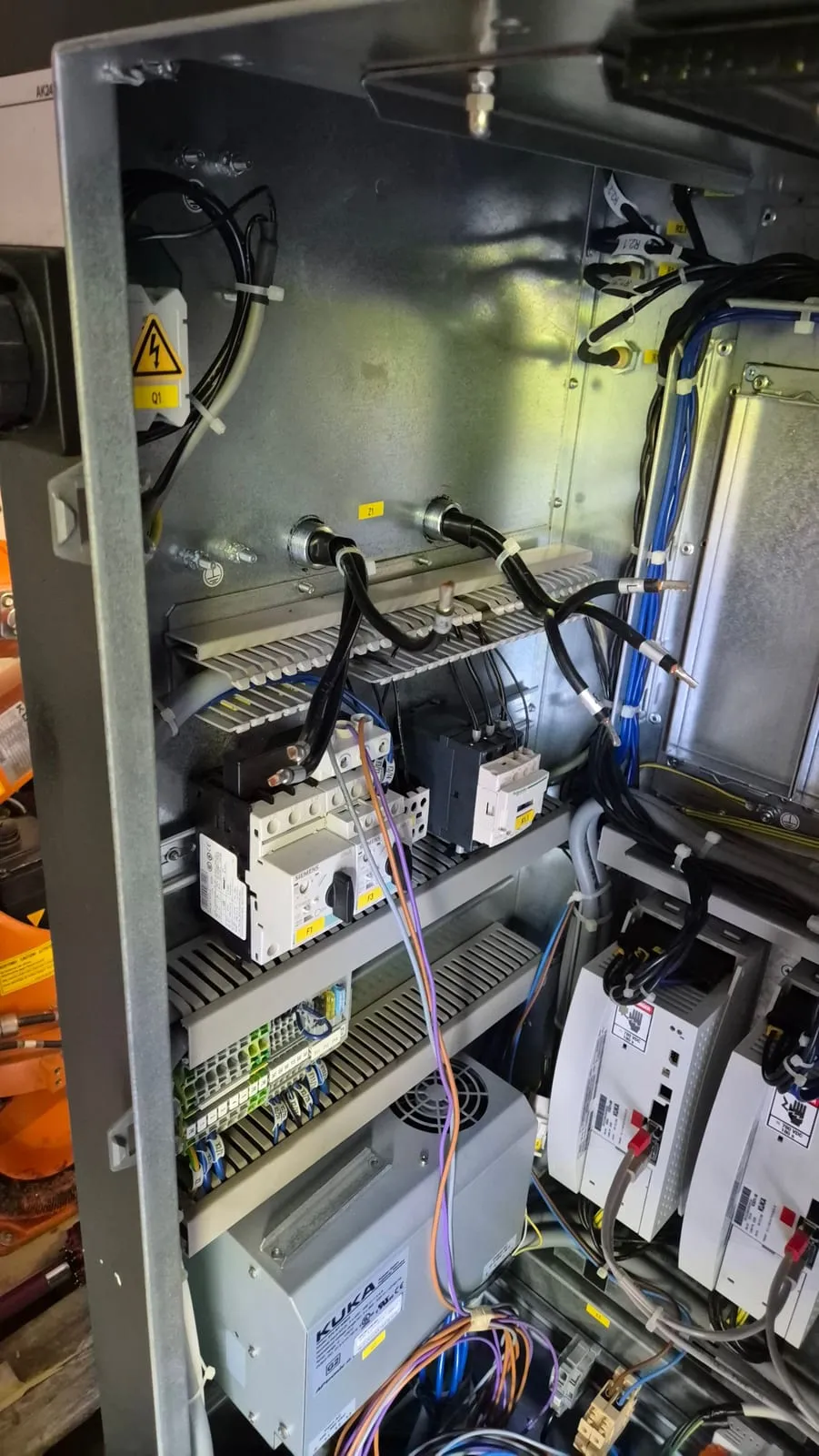 La porta interna dell’armadio con interruttori e alimentatore