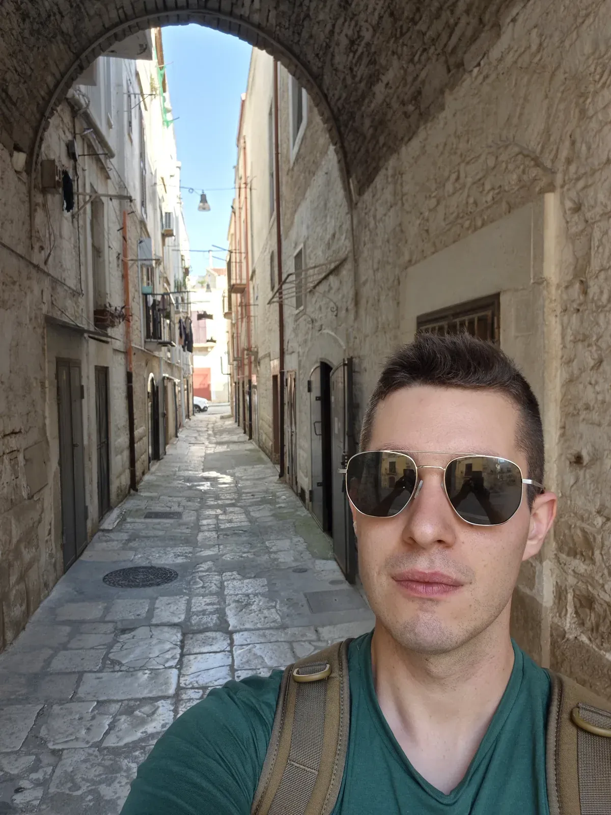 Un mio selfie in una strada stretta tra gli edifici in pietra