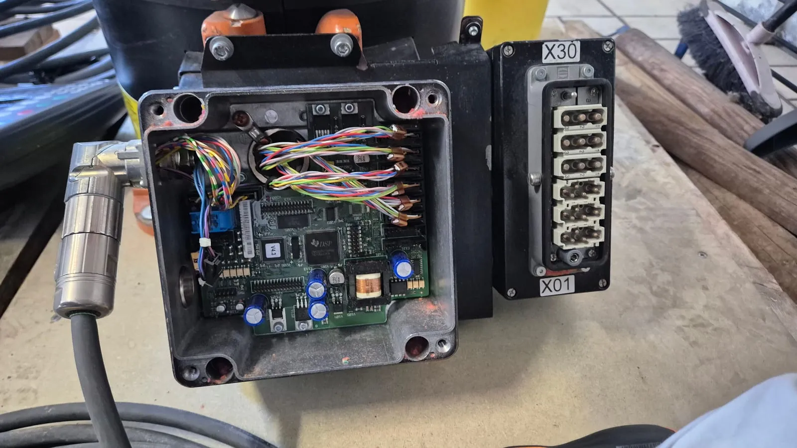 La scatola RDC aperta sulla base del robot, con i connettori