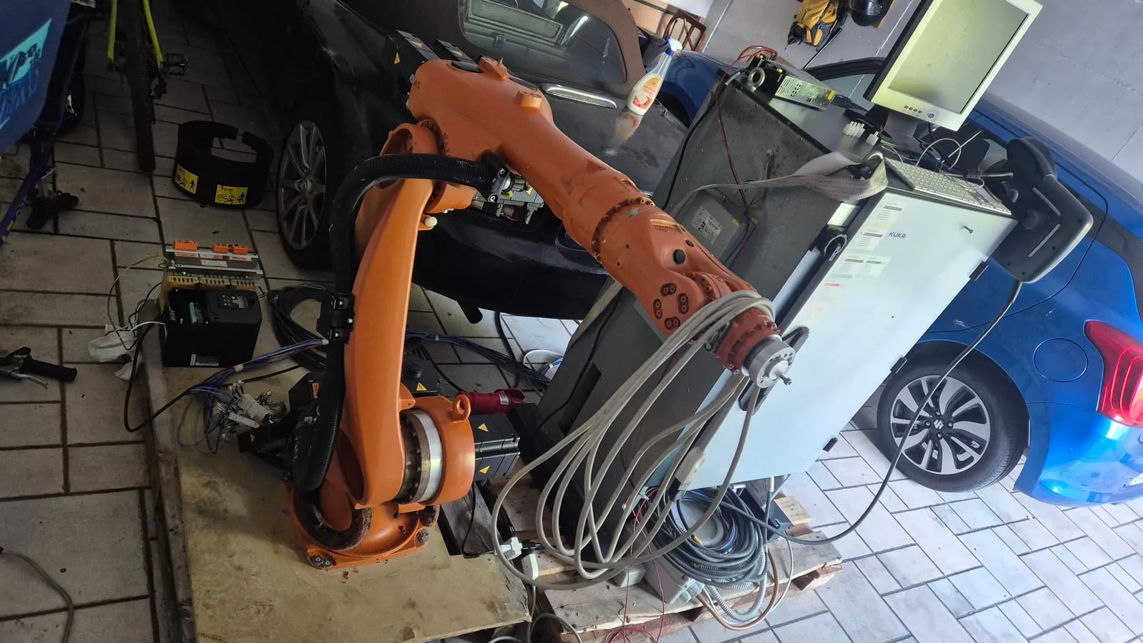 Il KR5 sul pallet accanto all’armadio KRC2, con il KCP2 appeso al lato