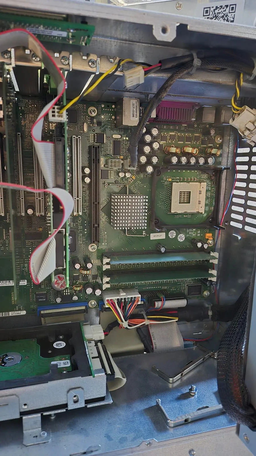 La scheda madre del PC di controllo dopo la rimozione del dissipatore